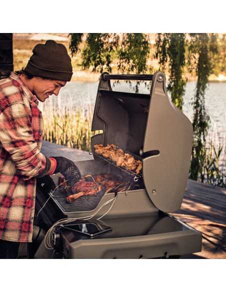 Barbecue a gas Weber Genesis II E-410 con cibo in cottura