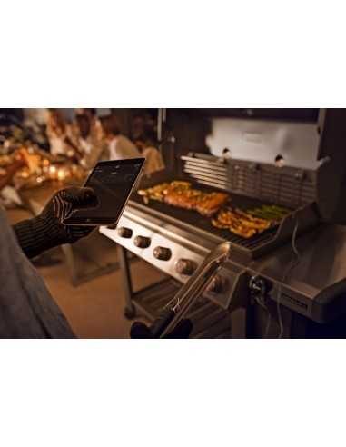 Barbecue a gas Weber Genesis II E-610 con cibo in cottura e termometro igrill3
