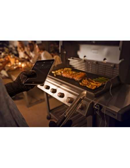 Barbecue a gas Weber Genesis II E-610 con cibo in cottura e termometro igrill3