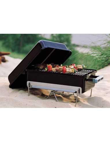 Weber Go-Anywhere a carbone con cibo in cottura sulla spiaggia