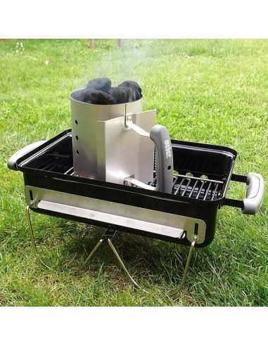 Weber Go-Anywhere a carbone durante l'accensione del carbone con la ciminiera weber