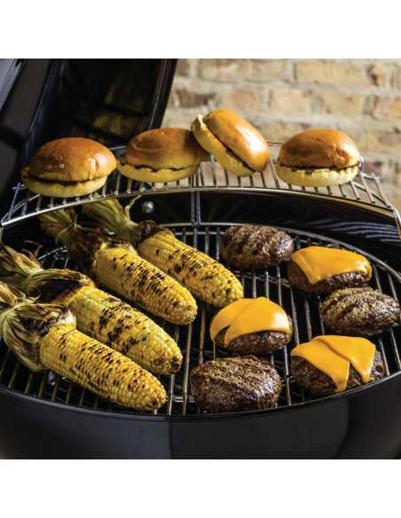 Weber Master-Touch GBS 57cm Black con cibo in cottura diretta