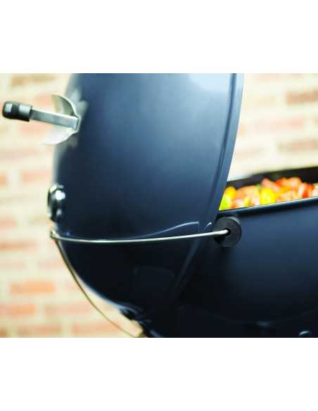 Weber Master-Touch GBS 57cm Blu ingrandimento sul colore con luce naturale