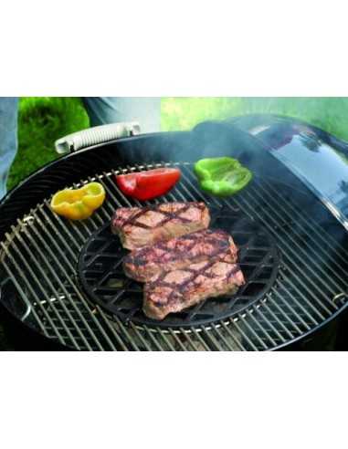 Griglia di rosolatura Gourmet BBQ System Weber con carne in rosolatura
