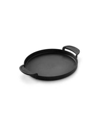 Piastra in ghisa Gourmet BBQ System Weber su sfondo bianco