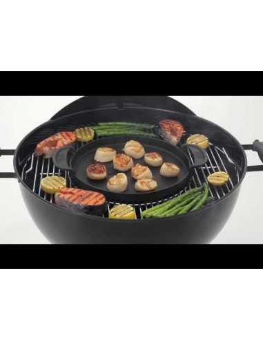 Piastra in ghisa Gourmet BBQ System Weber con capesante al barbecue in cottura
