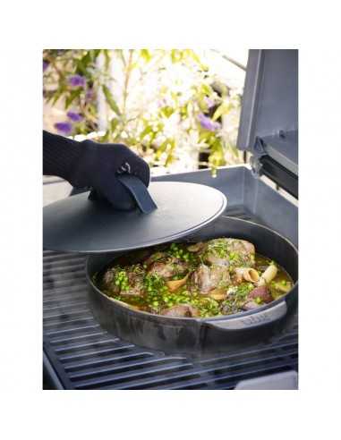Cocotte Gourmet BBQ System Weber con cibo in cottura