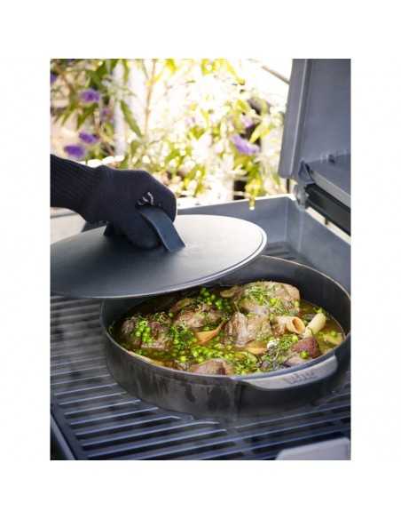 Cocotte Gourmet BBQ System Weber con cibo in cottura