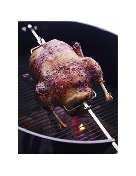Girarrosto per barbecue Weber a carbone 57 cm con pollo in cottura