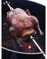 Girarrosto per barbecue Weber a carbone 57 cm con pollo in cottura