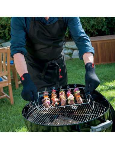 Guanti per barbecue Weber taglia L/XL mentre sollevano il supporto per le costime Weber