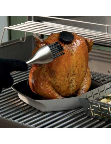 Supporto di cottura deluxe per pollo Weber con pollo seduto alla birra in cottura