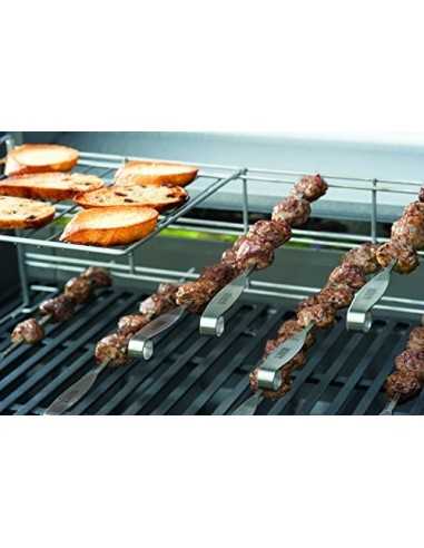 Set di quattro spiedini per sistema di elevazione verticale Weber con carne in cottura Set di quattro spiedini per sistema di elevazione verticale Weber con carne in cottura
