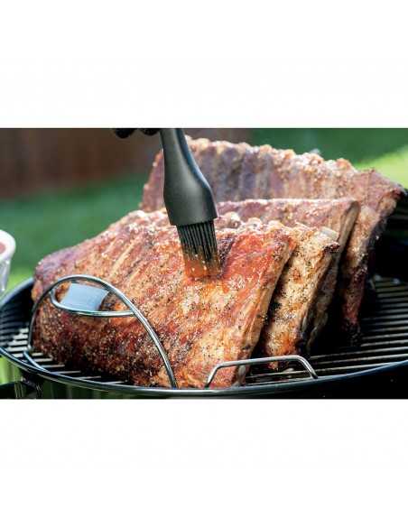 Supporto di cottura per costine Weber con ribs alla salsa barbecue  Supporto di cottura per costine Weber con ribs alla salsa barbecue