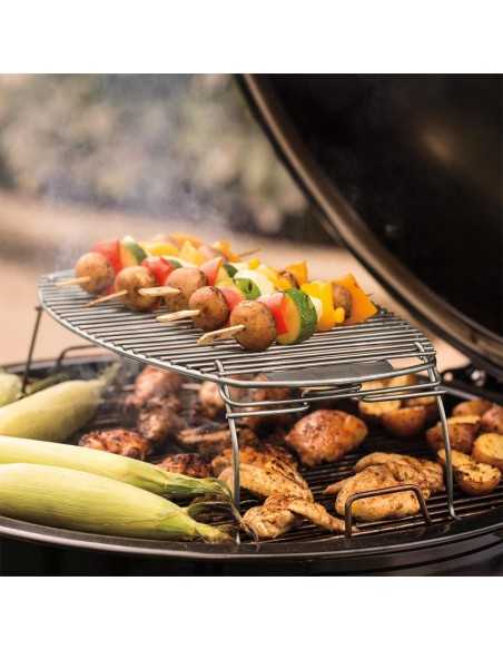 Griglia di espansione Weber in acciaio inox con contorno di verdure in cottura