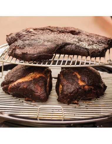 Griglia di espansione Weber in acciaio inox con brisket e pulled pork in cottura
