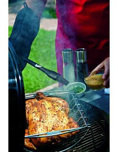 Pennello Weber in silicone utilizzato su pollo al barbecue