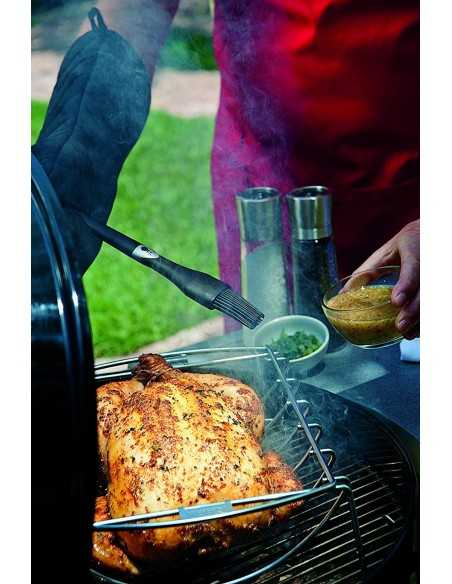 Pennello Weber in silicone utilizzato su pollo al barbecue