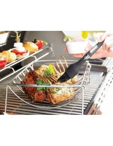 Pennello Weber in silicone utilizzato su un arrosto di agnello