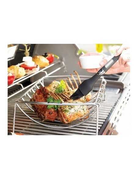 Pennello Weber in silicone utilizzato su un arrosto di agnello