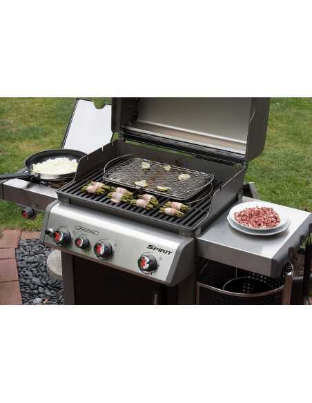 Weber Spirit E-330 GBS Premium con pesce e verdure in cottura