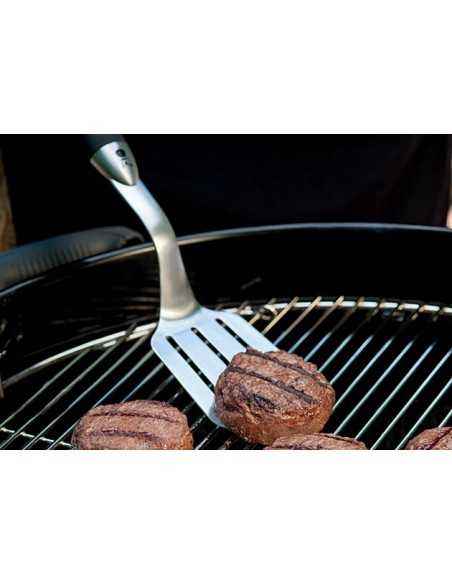Spatola Weber inox con hamburger al barbecue.