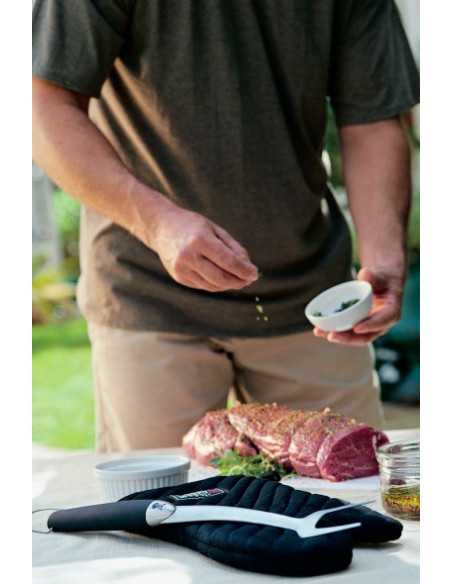 Forchettone Weber in inox con arrosto sullo sfondo