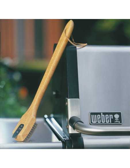 Spazzola grande in legno Weber appoggiata sul grill