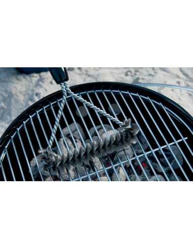 Spazzola piccola a T Weber durante la pulizia della griglia