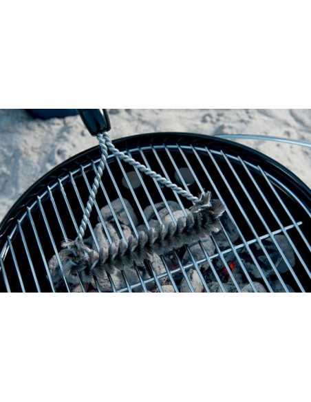 Spazzola piccola a T Weber durante la pulizia della griglia