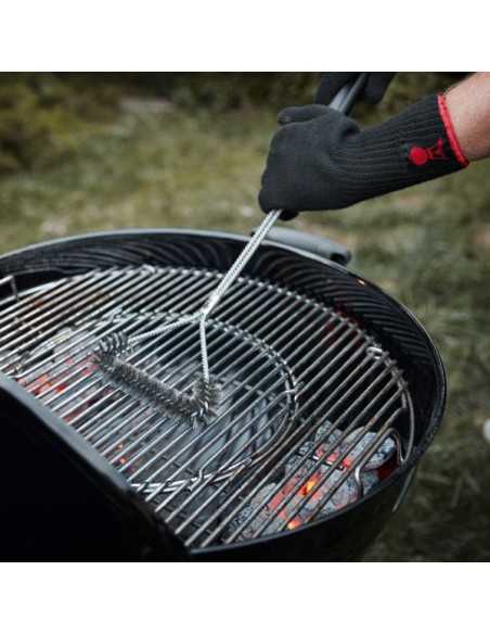 Spazzola grande a T weber durante la pulizia di un kettle Weber