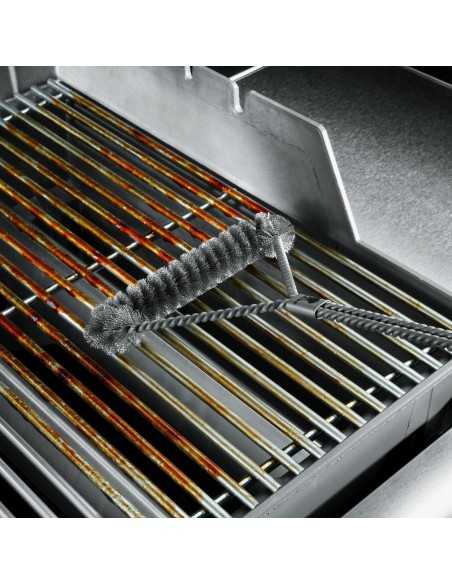 Spazzola grande a T weber durante al pulizia della griglia in acciaio