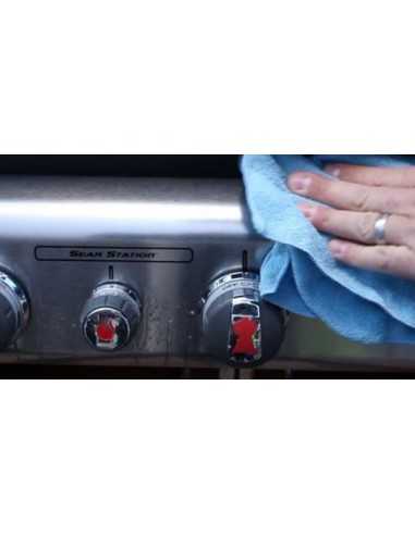 Detergente Weber per acciaio inox durante la pulizia del Weber Genesis
