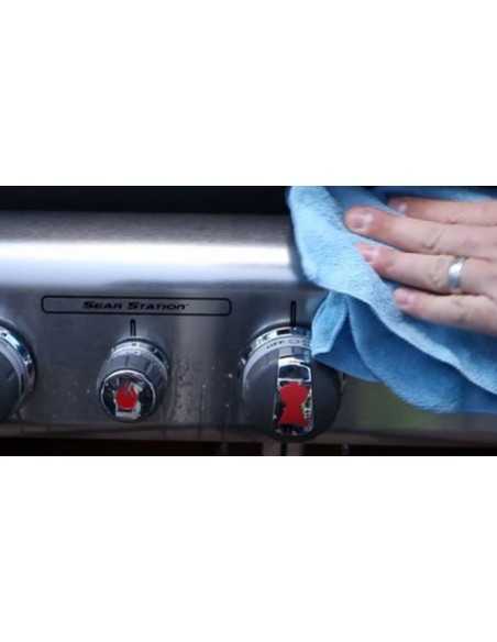 Detergente Weber per acciaio inox durante la pulizia del Weber Genesis