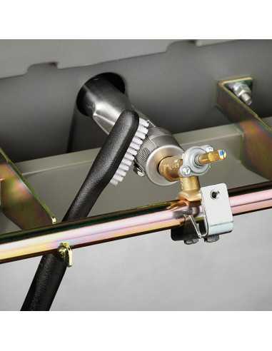 Kit 2 pezzi Weber per la pulizia di barbecue a gas su sfondo bianco