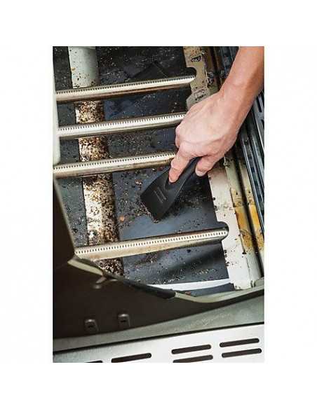 Kit 2 pezzi Weber per la pulizia di barbecue a gas su sfondo bianco