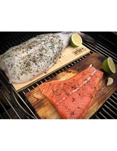 Ricettario Weber coda di rospo e salmone su placca in cedro, credits bbq4all