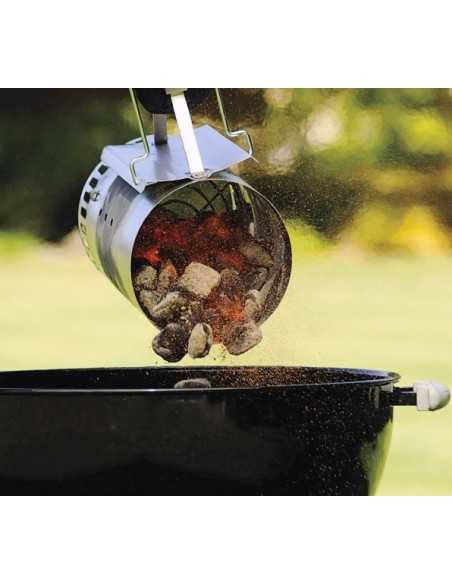 Kit Ciminiera di accensione Weber mentre vengono versati i bricchetti