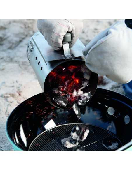 Ciminiera di accensione piccola Weber durante la distribuzione dei bricchetti accesi