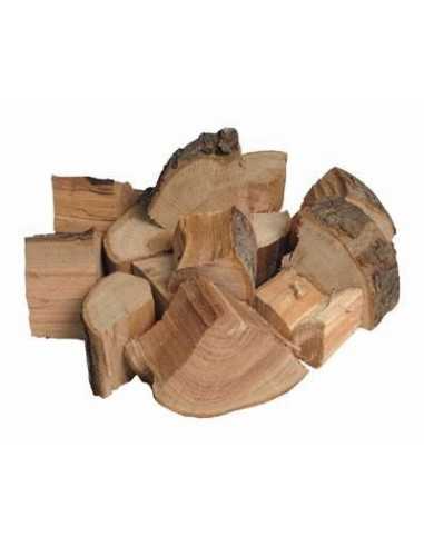 Grandi pezzi di legna di melo Weber su sfondo bianco