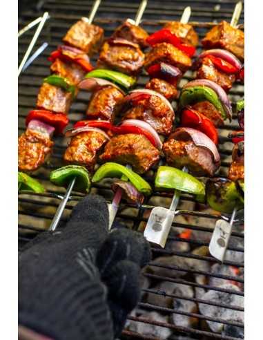 Serie di sei spiedini Weber con supporto su sfondo bianco