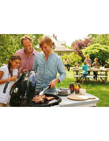 Pinza Weber in acciaio inox su sfondo bianco