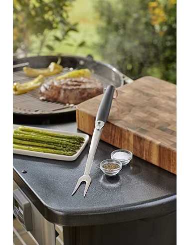 Forchettone Weber in inox su sfondo bianco