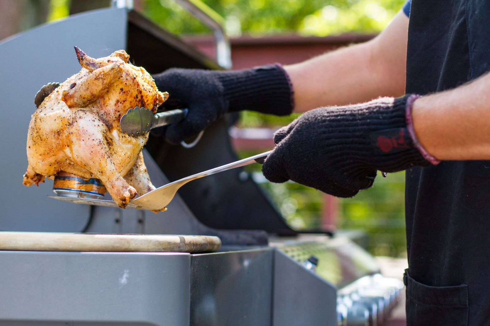 spatola che solleva il beer can chicken